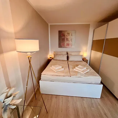 Penthouse With Terrace Near Audi Apartman